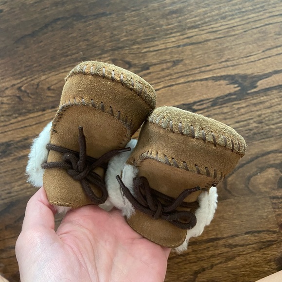 Infant Ugg Booties Chestnut Gently Used - Picture 2 of 6